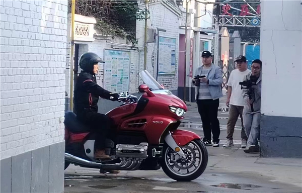 摩托车违章下的汽车性能与评测